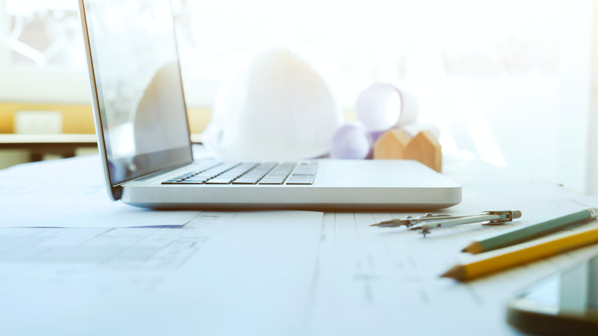 ordinateur portable sur plan avec casque au loin